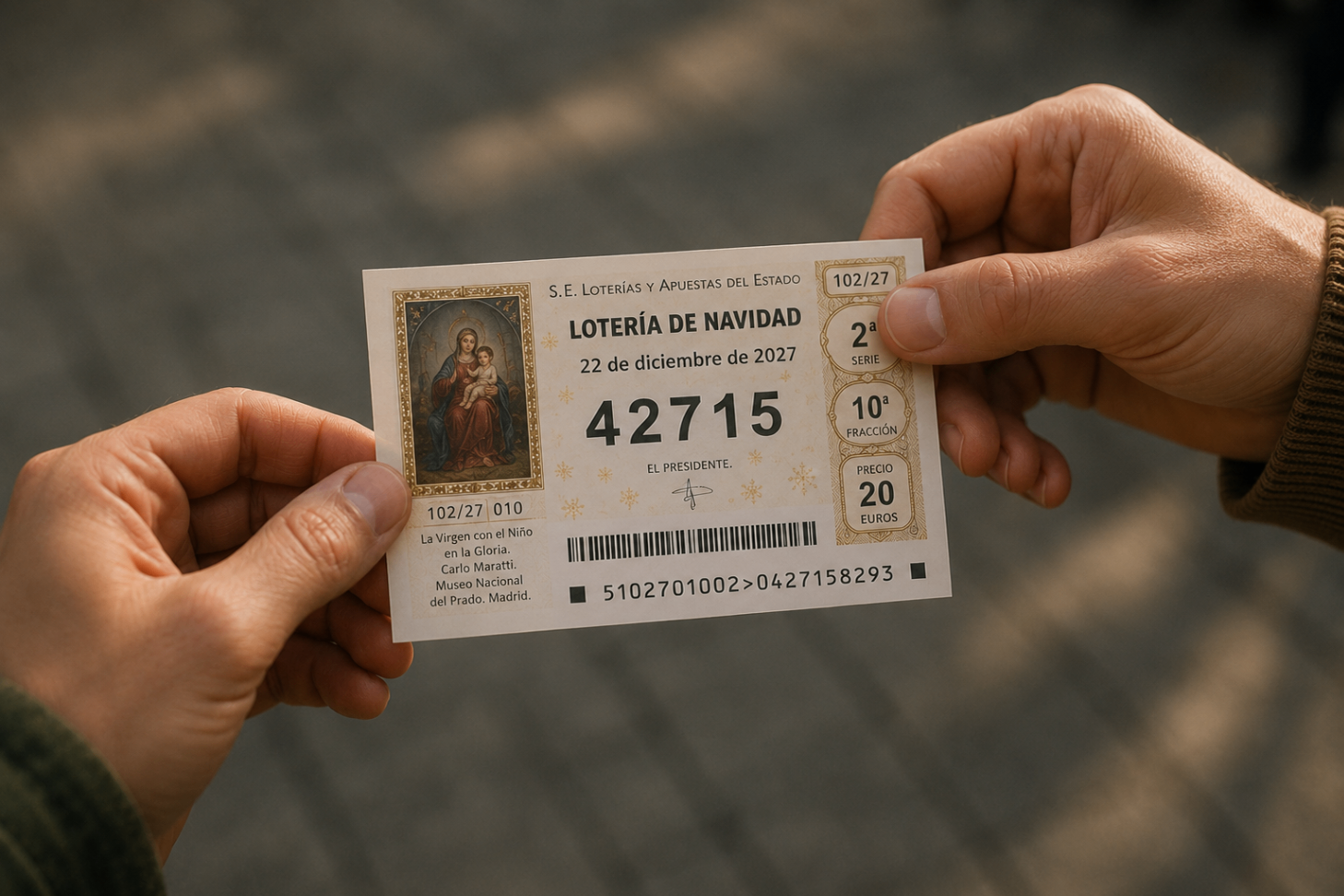 Unas manos sostienen un décimo de Lotería de Navidad.